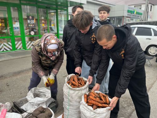 «Ярмарка Добрых Сердец»: нурлатские школьники помогали пожилым людям на традиционной сельхозярмарке