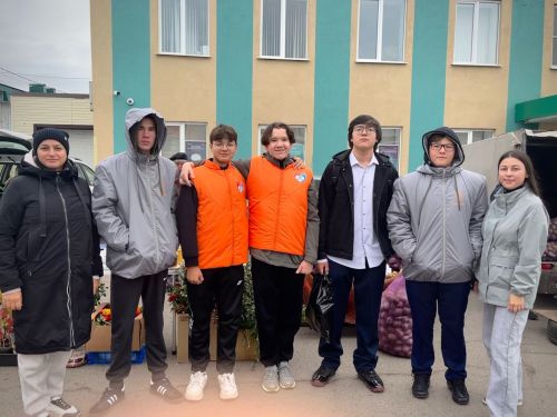 «Ярмарка Добрых Сердец»: нурлатские школьники помогали пожилым людям на традиционной сельхозярмарке