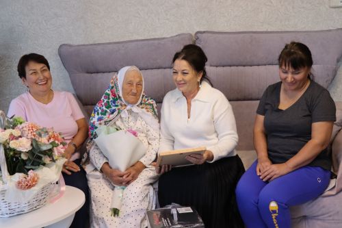 90 лет достойной жизни: ветеран труда из Нурлата принимает поздравления