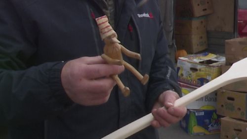 «Папа Карло» из Алькеевского района на ярмарке в Нурлате продавал доски, ложки и лавки