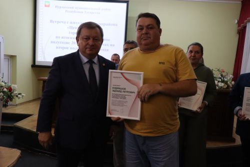 Жители микрорайона «Центральный» города Нурлат обсудили актуальные вопросы с главой района и представителями власти