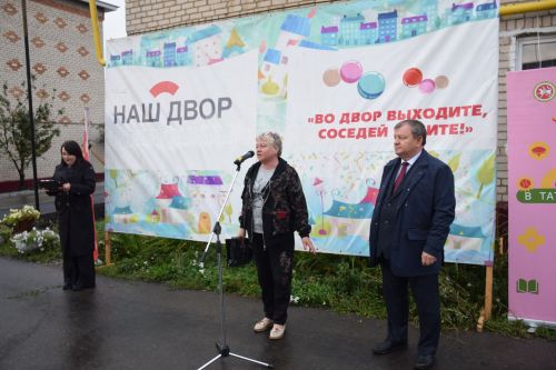 В Нурлате продолжают торжественно открывать дворы