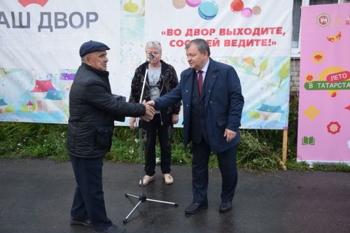 В Нурлате продолжают торжественно открывать дворы