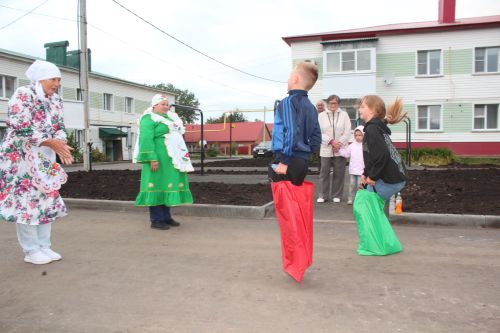 В Нурлате открыли третий обновленный двор по программе «Наш двор»