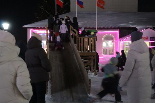 Встречая год Огненной Лошади: нурлатцы собрались на праздник в центре города