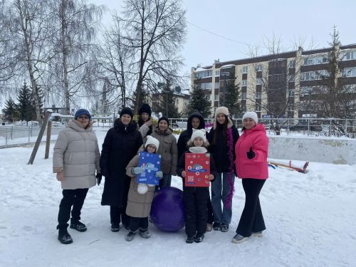 Библиотекари подарили детям «Забавы зимушки-зимы» в сквере «Семейный»