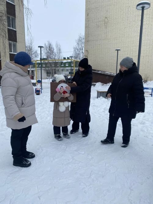 Библиотекари подарили детям «Забавы зимушки-зимы» в сквере «Семейный»