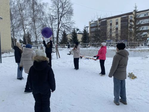 Библиотекари подарили детям «Забавы зимушки-зимы» в сквере «Семейный»