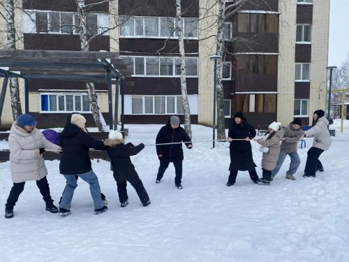 Библиотекари подарили детям «Забавы зимушки-зимы» в сквере «Семейный»