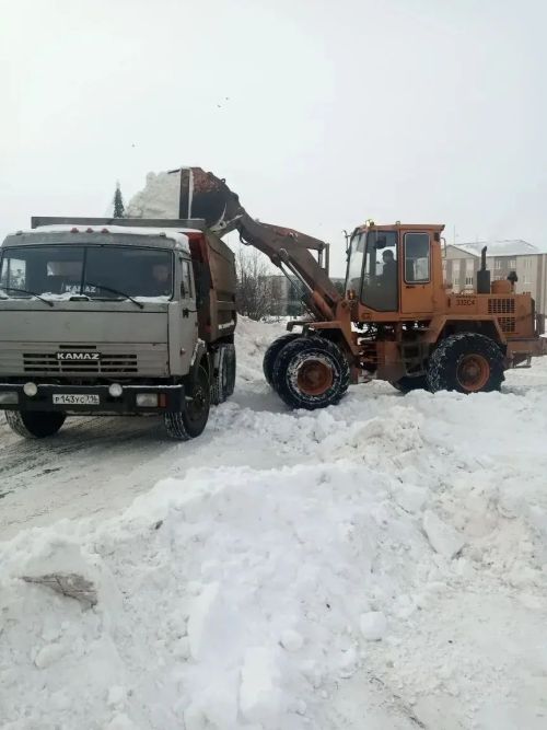 Работники «УК ЖКХ» в Нурлате ведут активную уборку снега для комфорта горожан