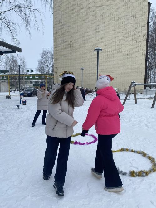 Библиотекари подарили детям «Забавы зимушки-зимы» в сквере «Семейный»