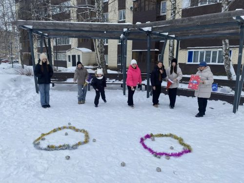 Библиотекари подарили детям «Забавы зимушки-зимы» в сквере «Семейный»