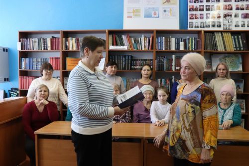 Книга памяти и добра: подарок от матери героя библиотеке Вишневой Поляны