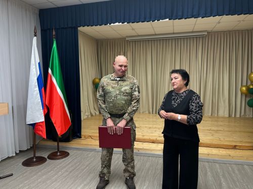 Уникальный атлас Победы получила Нурлатская школа в дар от героя-земляка