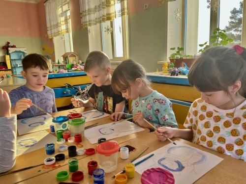 От снежных фигур к бумажным: в Нурлате детей научили рисовать снеговиков