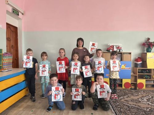 От снежных фигур к бумажным: в Нурлате детей научили рисовать снеговиков