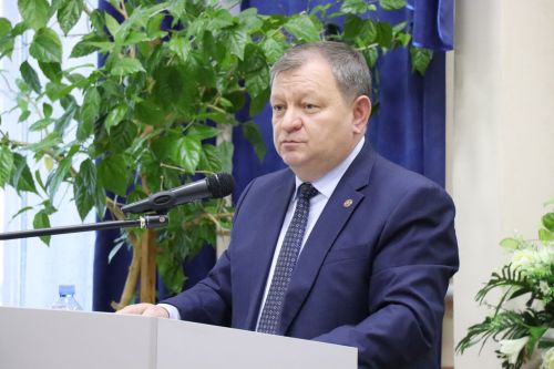 Дамир Ишкинеев во время сходов граждан вручил нурлатцам сертификаты на доильные аппараты