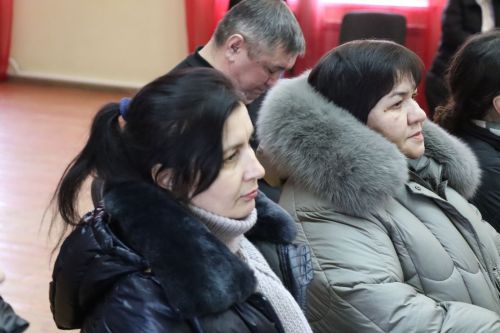 Дамир Ишкинеев во время сходов граждан вручил нурлатцам сертификаты на доильные аппараты