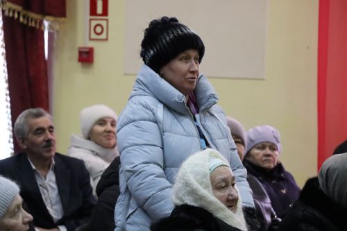 Дамир Ишкинеев во время сходов граждан вручил нурлатцам сертификаты на доильные аппараты