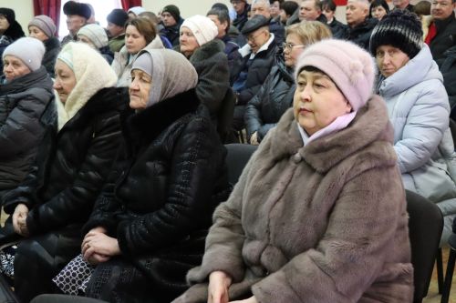 Дамир Ишкинеев во время сходов граждан вручил нурлатцам сертификаты на доильные аппараты