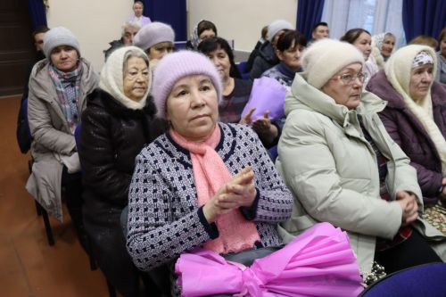 Дамир Ишкинеев во время сходов граждан вручил нурлатцам сертификаты на доильные аппараты