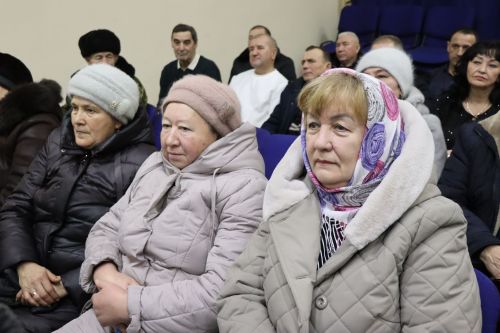 Дамир Ишкинеев во время сходов граждан вручил нурлатцам сертификаты на доильные аппараты