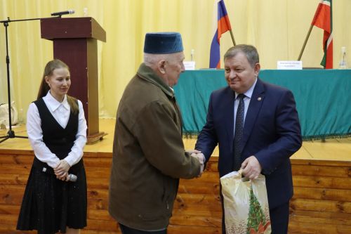 Дамир Ишкинеев во время сходов граждан вручил нурлатцам сертификаты на доильные аппараты