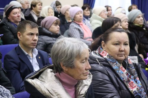 Дамир Ишкинеев во время сходов граждан вручил нурлатцам сертификаты на доильные аппараты