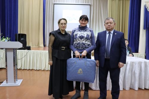 Дамир Ишкинеев во время сходов граждан вручил нурлатцам сертификаты на доильные аппараты