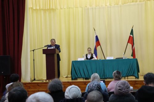 Дамир Ишкинеев во время сходов граждан вручил нурлатцам сертификаты на доильные аппараты