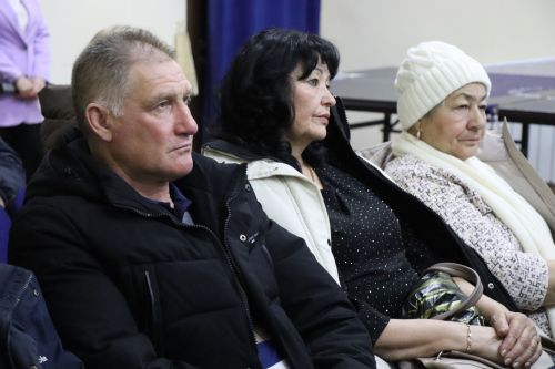 Дамир Ишкинеев во время сходов граждан вручил нурлатцам сертификаты на доильные аппараты