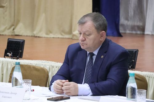 Дамир Ишкинеев во время сходов граждан вручил нурлатцам сертификаты на доильные аппараты