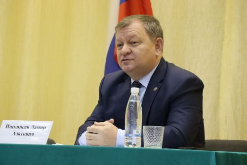 Дамир Ишкинеев во время сходов граждан вручил нурлатцам сертификаты на доильные аппараты
