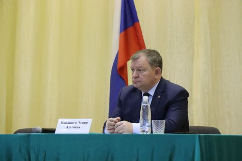 Дамир Ишкинеев во время сходов граждан вручил нурлатцам сертификаты на доильные аппараты