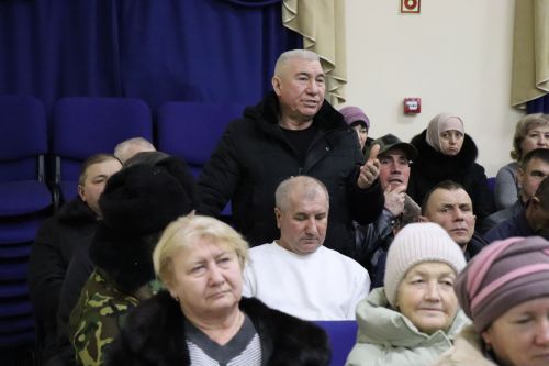 Дамир Ишкинеев во время сходов граждан вручил нурлатцам сертификаты на доильные аппараты