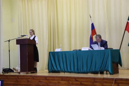 Дамир Ишкинеев во время сходов граждан вручил нурлатцам сертификаты на доильные аппараты
