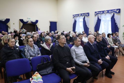 Дамир Ишкинеев во время сходов граждан вручил нурлатцам сертификаты на доильные аппараты