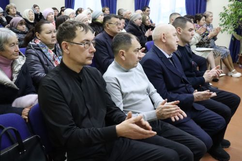 Дамир Ишкинеев во время сходов граждан вручил нурлатцам сертификаты на доильные аппараты