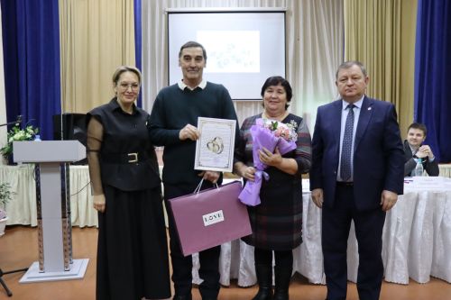 Дамир Ишкинеев во время сходов граждан вручил нурлатцам сертификаты на доильные аппараты
