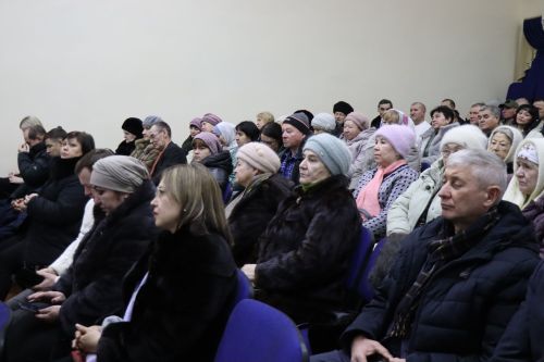 Дамир Ишкинеев во время сходов граждан вручил нурлатцам сертификаты на доильные аппараты