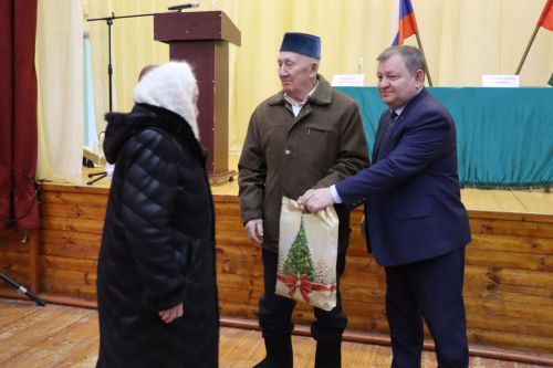 Дамир Ишкинеев во время сходов граждан вручил нурлатцам сертификаты на доильные аппараты