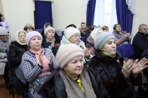 Дамир Ишкинеев во время сходов граждан вручил нурлатцам сертификаты на доильные аппараты
