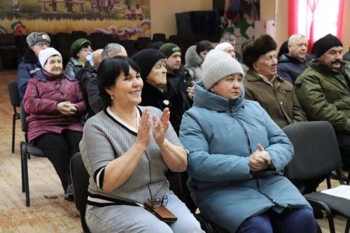 Дамир Ишкинеев во время сходов граждан вручил нурлатцам сертификаты на доильные аппараты