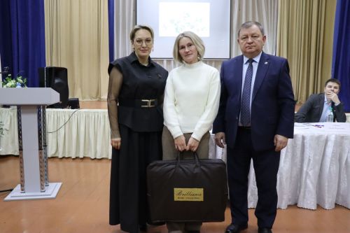Дамир Ишкинеев во время сходов граждан вручил нурлатцам сертификаты на доильные аппараты