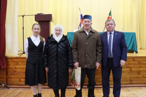 Дамир Ишкинеев во время сходов граждан вручил нурлатцам сертификаты на доильные аппараты
