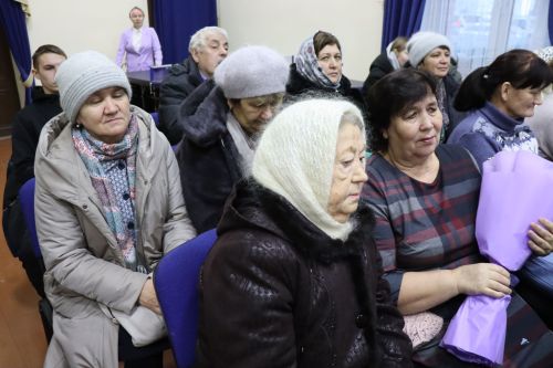 Дамир Ишкинеев во время сходов граждан вручил нурлатцам сертификаты на доильные аппараты