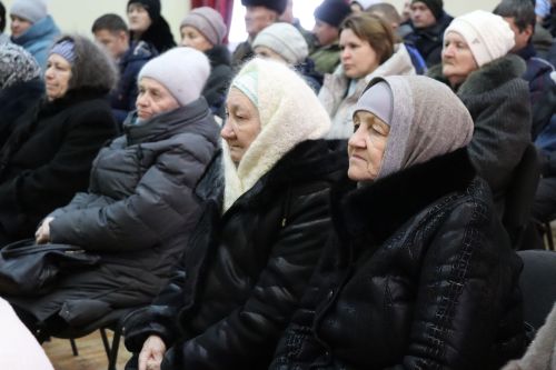 Дамир Ишкинеев во время сходов граждан вручил нурлатцам сертификаты на доильные аппараты