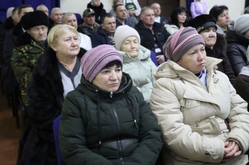 Дамир Ишкинеев во время сходов граждан вручил нурлатцам сертификаты на доильные аппараты