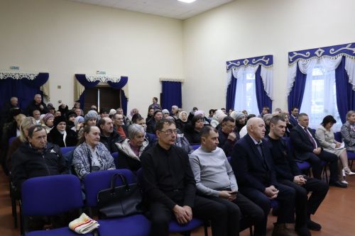 Дамир Ишкинеев во время сходов граждан вручил нурлатцам сертификаты на доильные аппараты