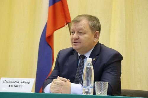 Дамир Ишкинеев во время сходов граждан вручил нурлатцам сертификаты на доильные аппараты